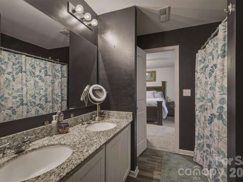 1916 Country Way, Hickory, NC 28601.  MLS# CAR4377335, YatesRealty ID 30441. 