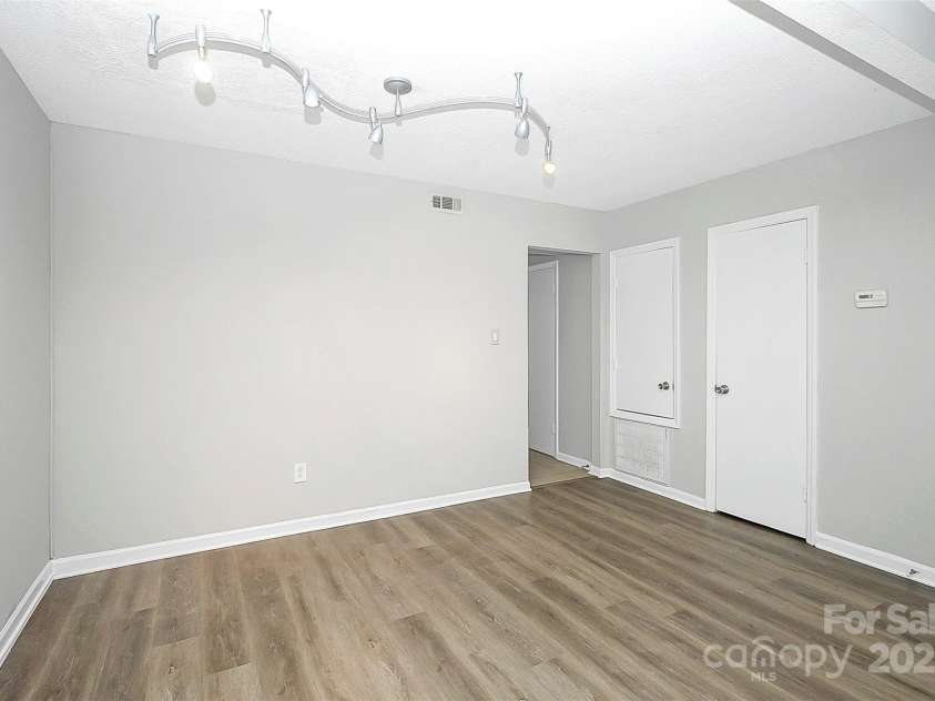 11111 Park Road, Charlotte, NC 28226.  MLS# CAR4280239, YatesRealty ID 30443. 