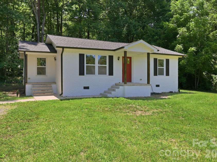 918 Breezewood Drive, Charlotte, NC 28262.  MLS# CAR4390629, YatesRealty ID 30445. 