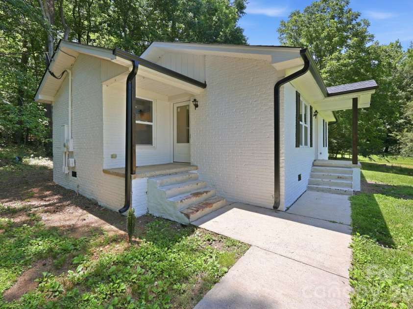 918 Breezewood Drive, Charlotte, NC 28262.  MLS# CAR4390629, YatesRealty ID 30445. 