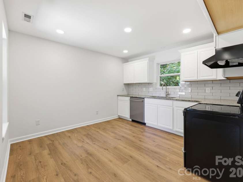 918 Breezewood Drive, Charlotte, NC 28262.  MLS# CAR4390629, YatesRealty ID 30445. 
