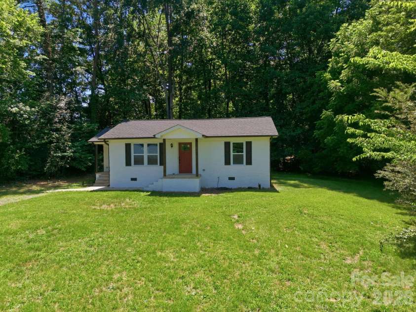 918 Breezewood Drive, Charlotte, NC 28262.  MLS# CAR4390629, YatesRealty ID 30445. 