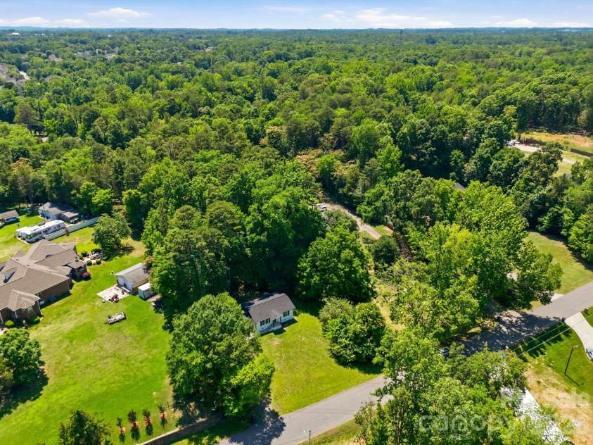 918 Breezewood Drive, Charlotte, NC 28262.  MLS# CAR4390629, YatesRealty ID 30445. 