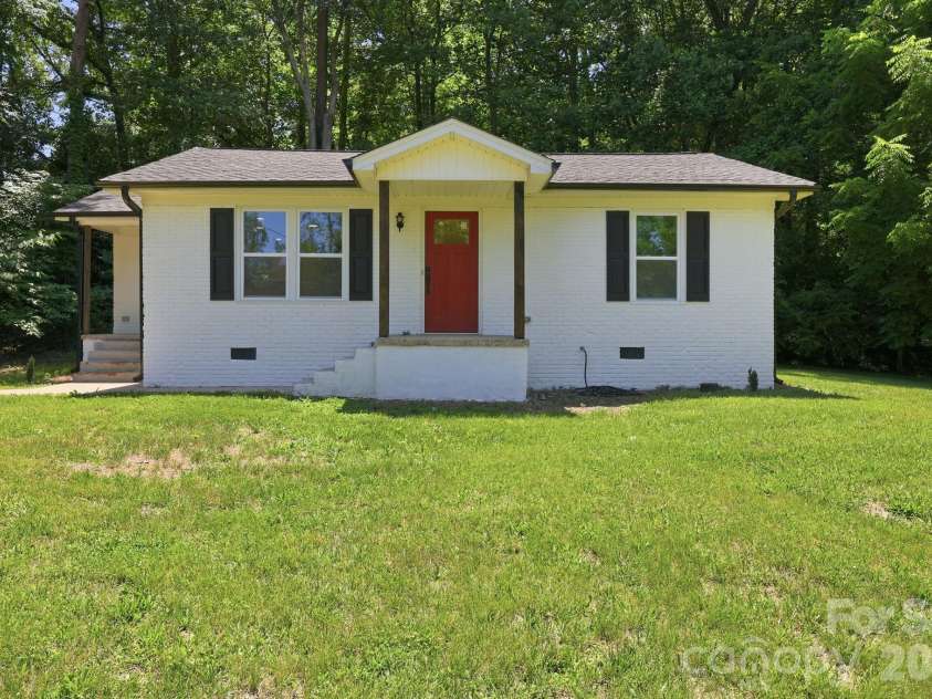 922 Breezewood Drive, Charlotte, NC 28262.  MLS# CAR4390629, YatesRealty ID 30445. 