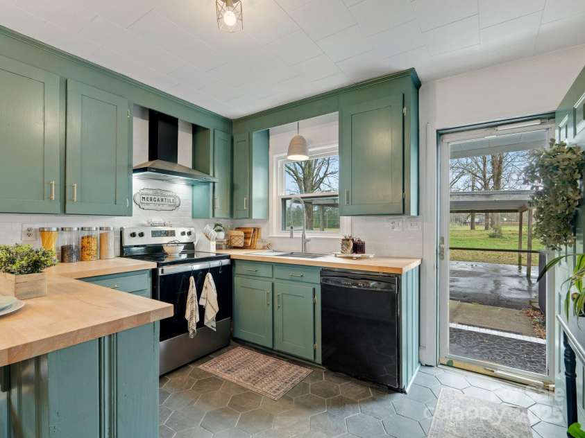 5622 Rocky River Road, Monroe, NC 28112.  MLS# CAR4227394, YatesRealty ID 3045. Kitchen
