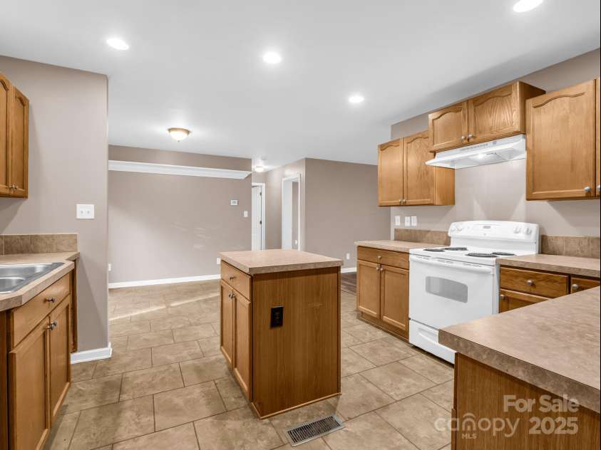 663 Landrum Road, Columbus, NC 28722.  MLS# CAR4315052, YatesRealty ID 30450. 