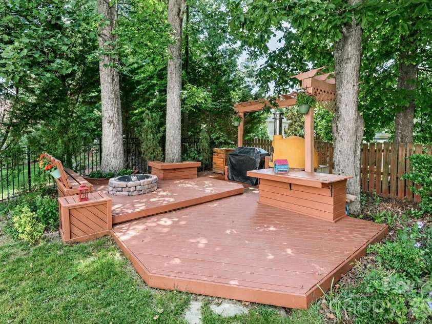 9933 Nicole Lane, Charlotte, NC 28269.  MLS# CAR4391577, YatesRealty ID 30451. 