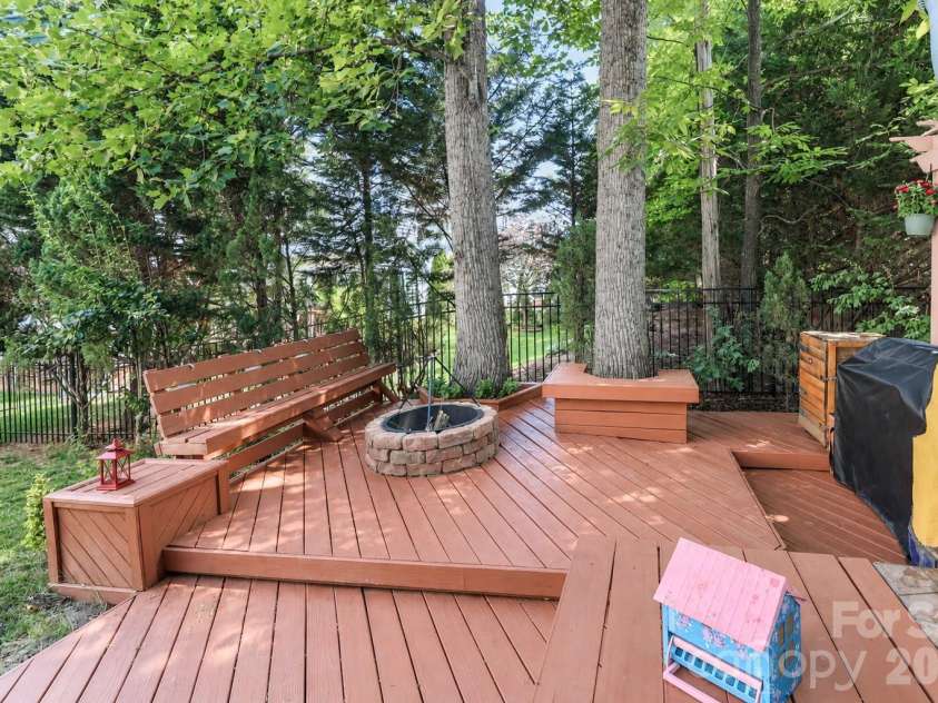 9933 Nicole Lane, Charlotte, NC 28269.  MLS# CAR4391577, YatesRealty ID 30451. 