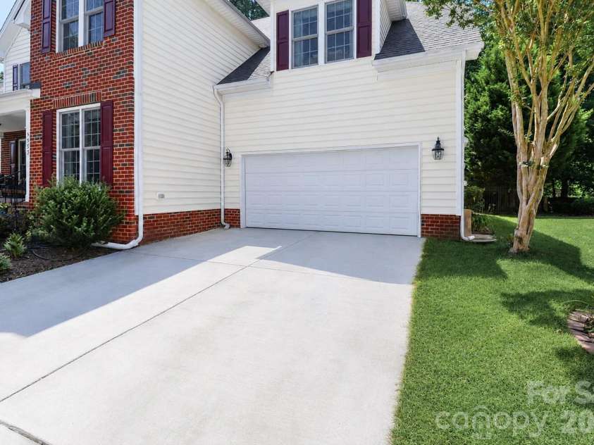 9933 Nicole Lane, Charlotte, NC 28269.  MLS# CAR4391577, YatesRealty ID 30451. 