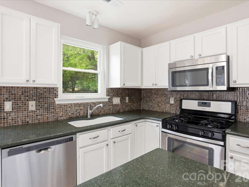 11323 Laurel View Drive, Charlotte, NC 28273.  MLS# CAR4391309, YatesRealty ID 30453. 