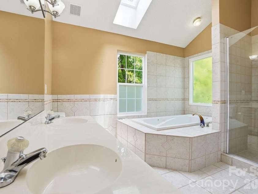 11323 Laurel View Drive, Charlotte, NC 28273.  MLS# CAR4391309, YatesRealty ID 30453. 