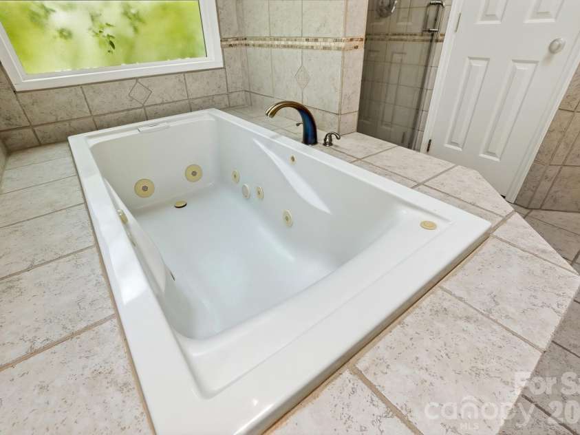 11323 Laurel View Drive, Charlotte, NC 28273.  MLS# CAR4391309, YatesRealty ID 30453. 