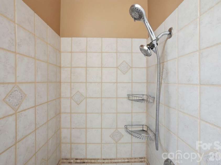11323 Laurel View Drive, Charlotte, NC 28273.  MLS# CAR4391309, YatesRealty ID 30453. 