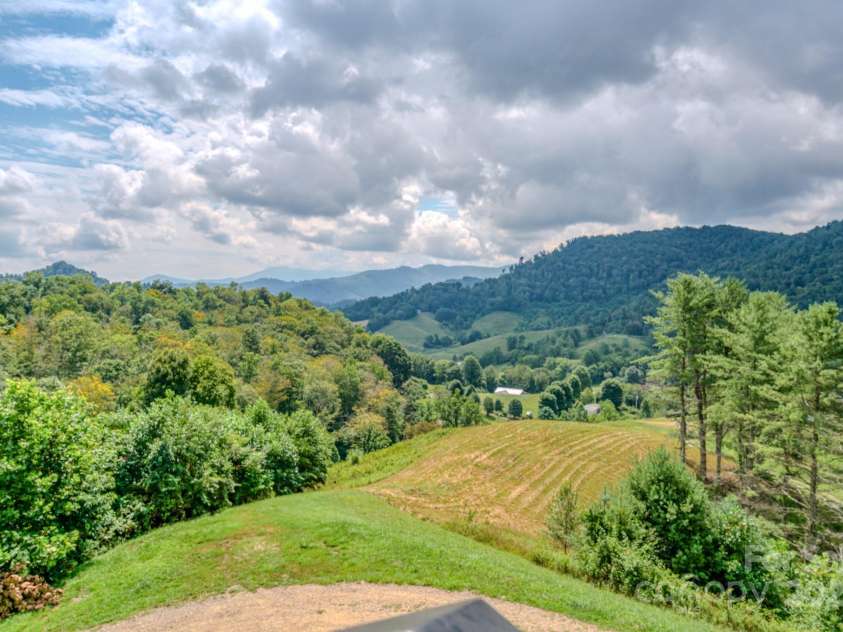 27 Country Beech Lane, Burnsville, NC 28714.  MLS# CAR4288106, YatesRealty ID 30453. 