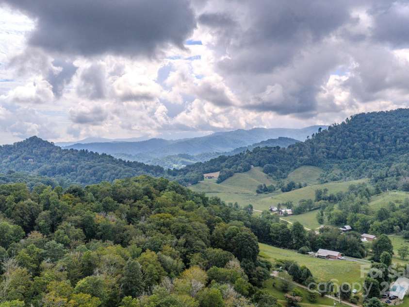 27 Country Beech Lane, Burnsville, NC 28714.  MLS# CAR4288106, YatesRealty ID 30453. 