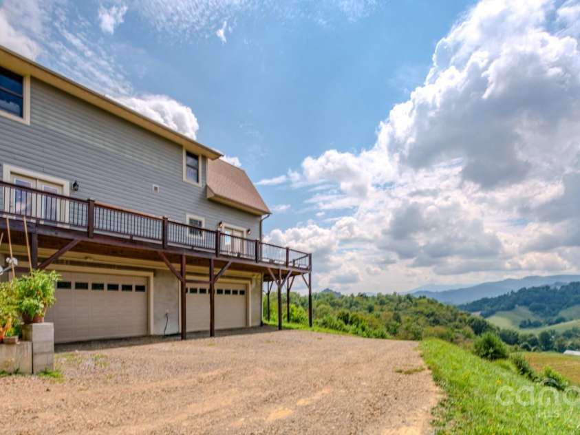 27 Country Beech Lane, Burnsville, NC 28714.  MLS# CAR4288106, YatesRealty ID 30453. 
