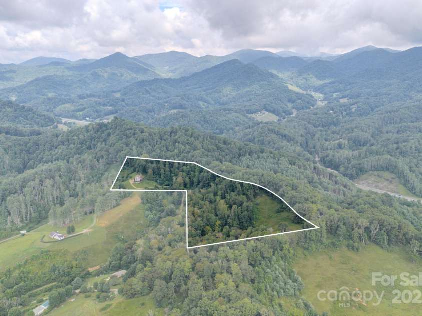 27 Country Beech Lane, Burnsville, NC 28714.  MLS# CAR4288106, YatesRealty ID 30453. 