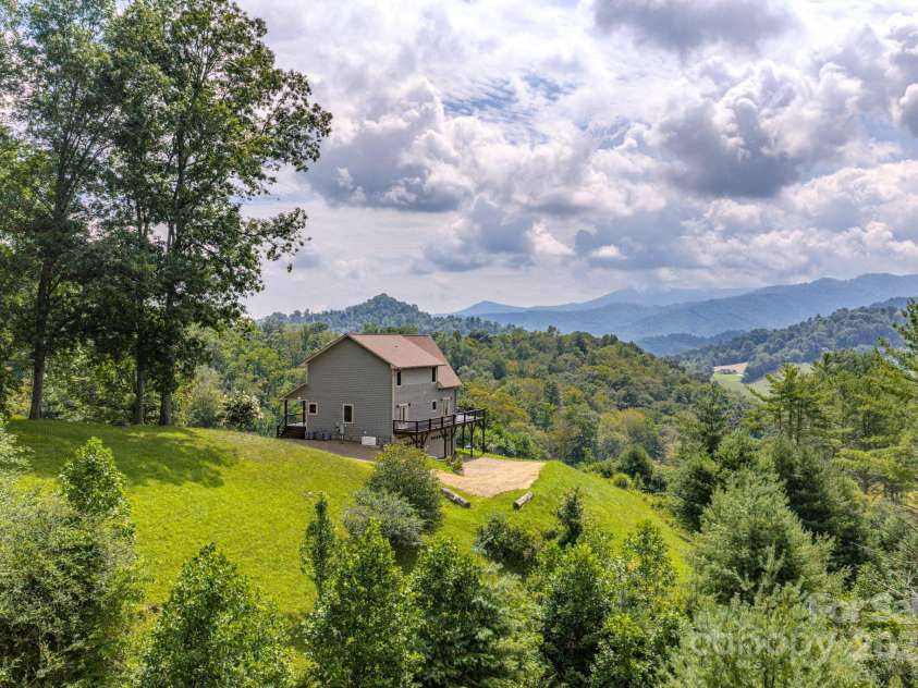 27 Country Beech Lane, Burnsville, NC 28714.  MLS# CAR4288106, YatesRealty ID 30453. 