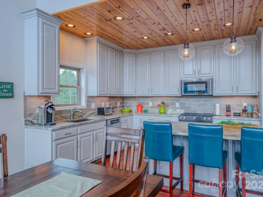 27 Country Beech Lane, Burnsville, NC 28714.  MLS# CAR4288106, YatesRealty ID 30453. 