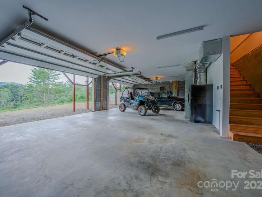 27 Country Beech Lane, Burnsville, NC 28714.  MLS# CAR4288106, YatesRealty ID 30453. Large 4 car garage