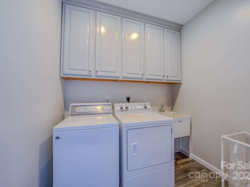 27 Country Beech Lane, Burnsville, NC 28714.  MLS# CAR4288106, YatesRealty ID 30453. Laundry on main level