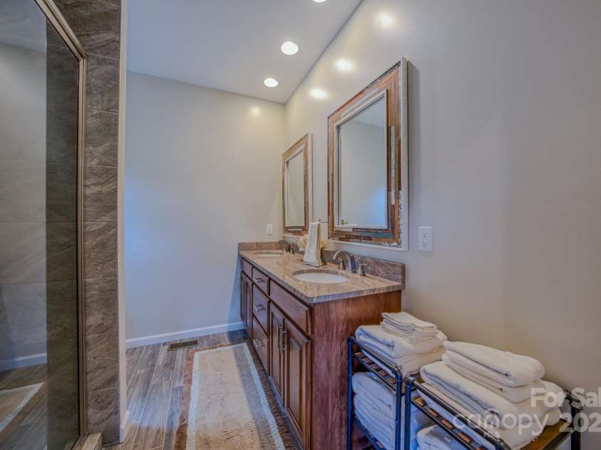 27 Country Beech Lane, Burnsville, NC 28714.  MLS# CAR4288106, YatesRealty ID 30453. Primary bath