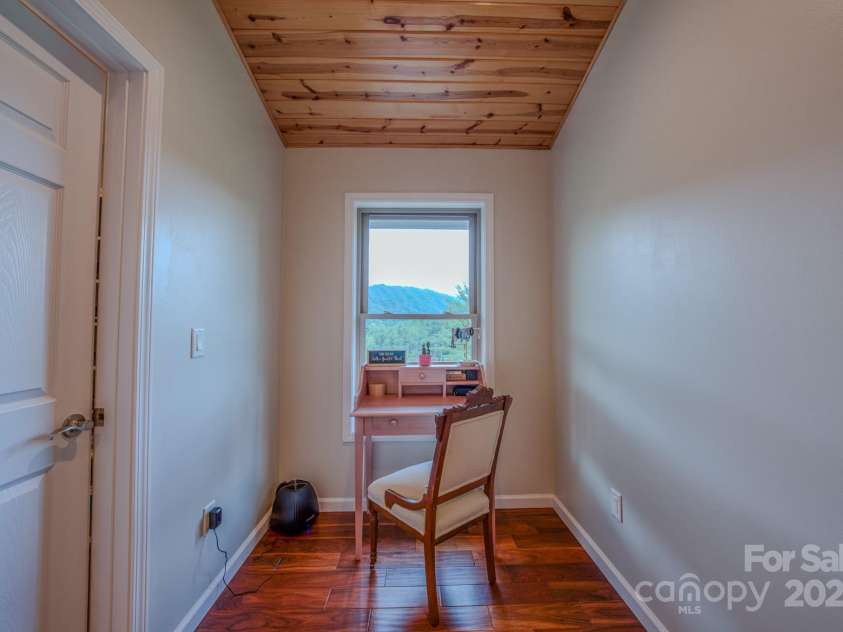 27 Country Beech Lane, Burnsville, NC 28714.  MLS# CAR4288106, YatesRealty ID 30453. Reading nook