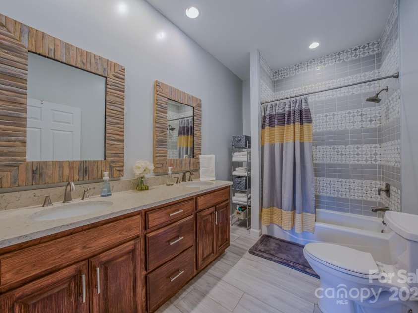 27 Country Beech Lane, Burnsville, NC 28714.  MLS# CAR4288106, YatesRealty ID 30453. Upstairs full bath