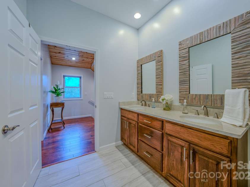 27 Country Beech Lane, Burnsville, NC 28714.  MLS# CAR4288106, YatesRealty ID 30453. Upstairs full bath - another view