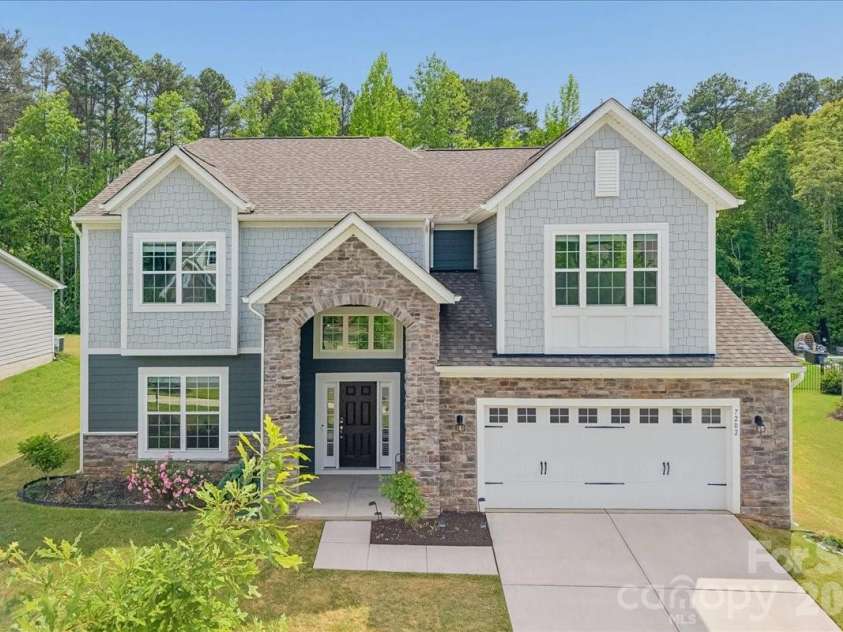 7202 Glenroe Drive, Huntersville, NC 28078.  MLS# CAR4376638, YatesRealty ID 30454. 