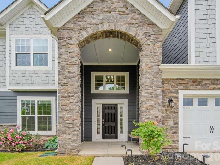 7202 Glenroe Drive, Huntersville, NC 28078.  MLS# CAR4376638, YatesRealty ID 30454. 