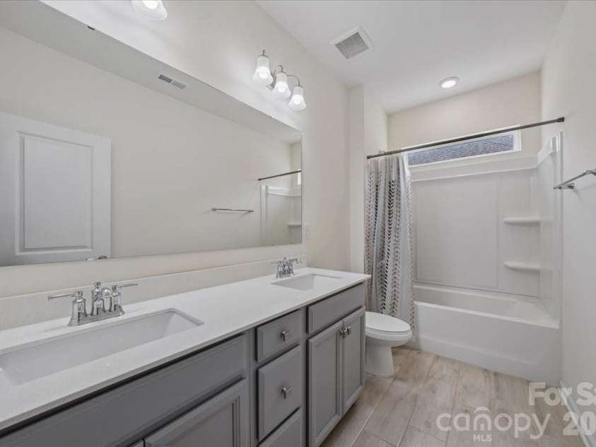 7202 Glenroe Drive, Huntersville, NC 28078.  MLS# CAR4376638, YatesRealty ID 30454. 