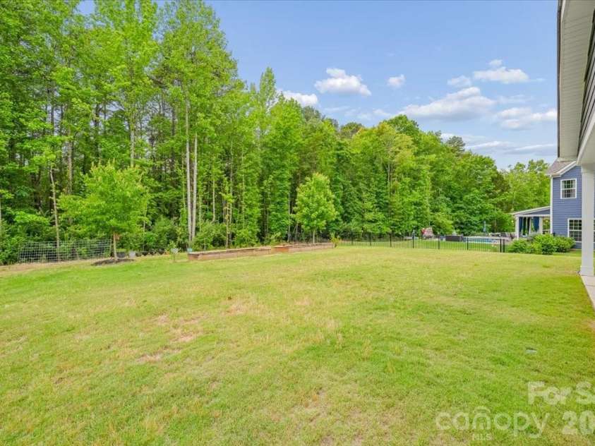 7202 Glenroe Drive, Huntersville, NC 28078.  MLS# CAR4376638, YatesRealty ID 30454. 