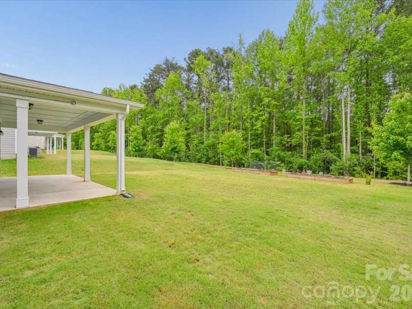 7202 Glenroe Drive, Huntersville, NC 28078.  MLS# CAR4376638, YatesRealty ID 30454. 