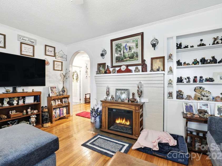 303 Poplar Street, Gaffney, SC 29341.  MLS# CAR4289380, YatesRealty ID 30457. 