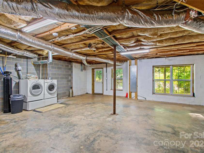 315 Wood Duck Loop, Mooresville, NC 28117.  MLS# CAR4268002, YatesRealty ID 30458. 315 Wood Duck Loop, Mooresville NC MLS 4268002 Waterfront. Basement with laundry room.