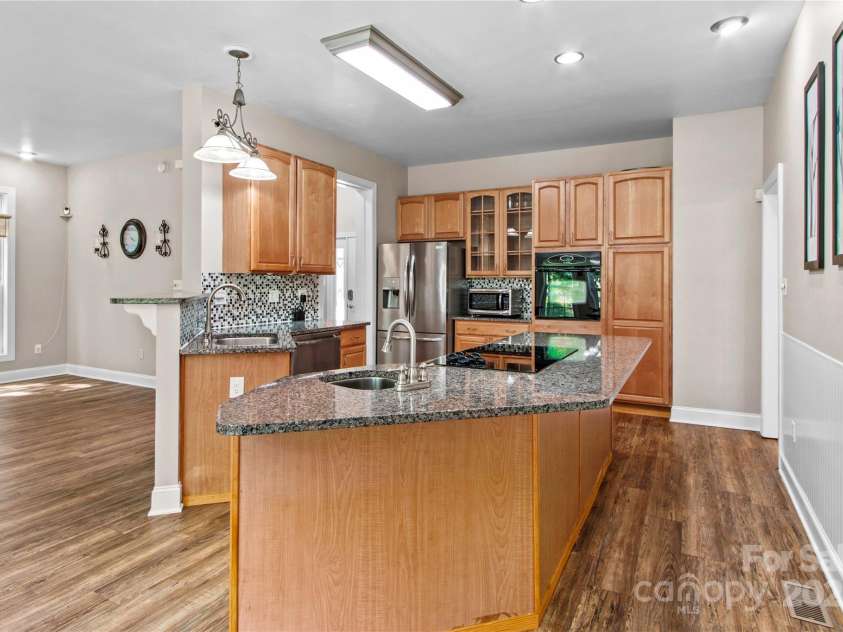 315 Wood Duck Loop, Mooresville, NC 28117.  MLS# CAR4268002, YatesRealty ID 30458. 315 Wood Duck Loop, Mooresville NC MLS 4268002 Waterfront. Kitchen with island cooktop, prep sink.