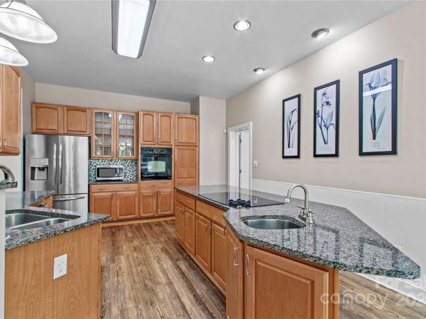 315 Wood Duck Loop, Mooresville, NC 28117.  MLS# CAR4268002, YatesRealty ID 30458. 315 Wood Duck Loop, Mooresville NC MLS 4268002 Waterfront. Large working kitchen with wall oven, refrigerator and lots of prep space.