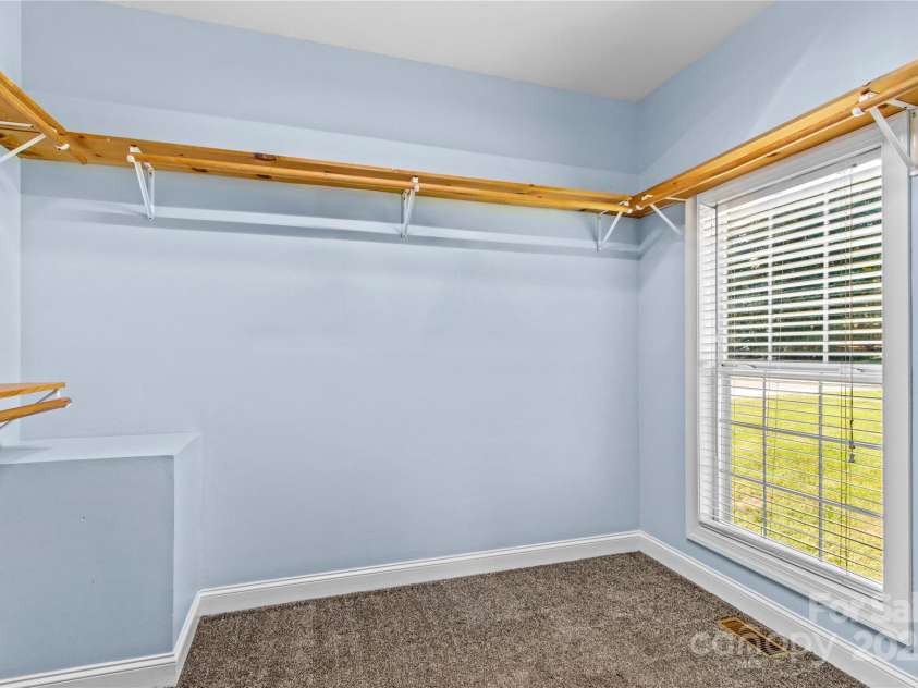 315 Wood Duck Loop, Mooresville, NC 28117.  MLS# CAR4268002, YatesRealty ID 30458. 315 Wood Duck Loop, Mooresville NC MLS 4268002 Waterfront. Primary bathroom with walk in closet.