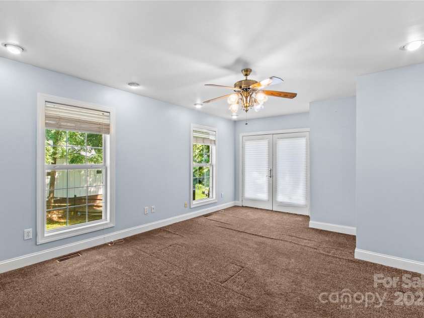 315 Wood Duck Loop, Mooresville, NC 28117.  MLS# CAR4268002, YatesRealty ID 30458. 315 Wood Duck Loop, Mooresville NC MLS 4268002 Waterfront. Primary bedroom on main level with doors to the back deck.