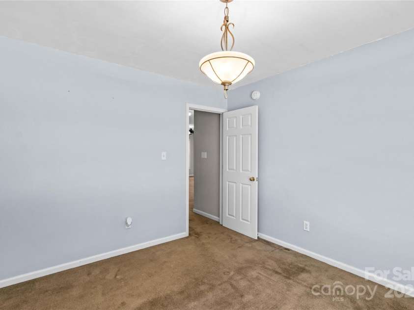 315 Wood Duck Loop, Mooresville, NC 28117.  MLS# CAR4268002, YatesRealty ID 30458. 315 Wood Duck Loop, Mooresville NC MLS 4268002 Waterfront. Upstairs bedroom 2