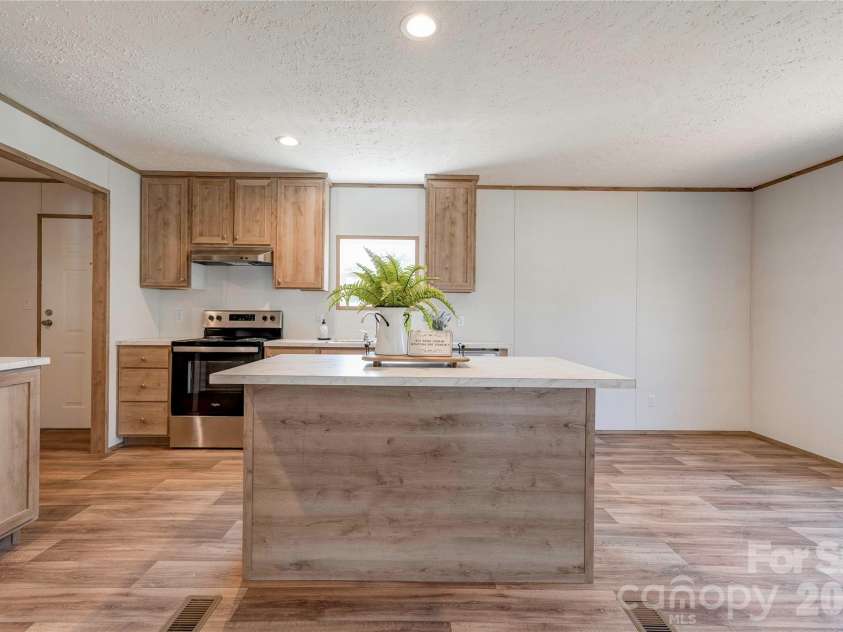 106 Advent Drive, Grover, NC 28073.  MLS# CAR4389271, YatesRealty ID 30459. Dining & Kitchen