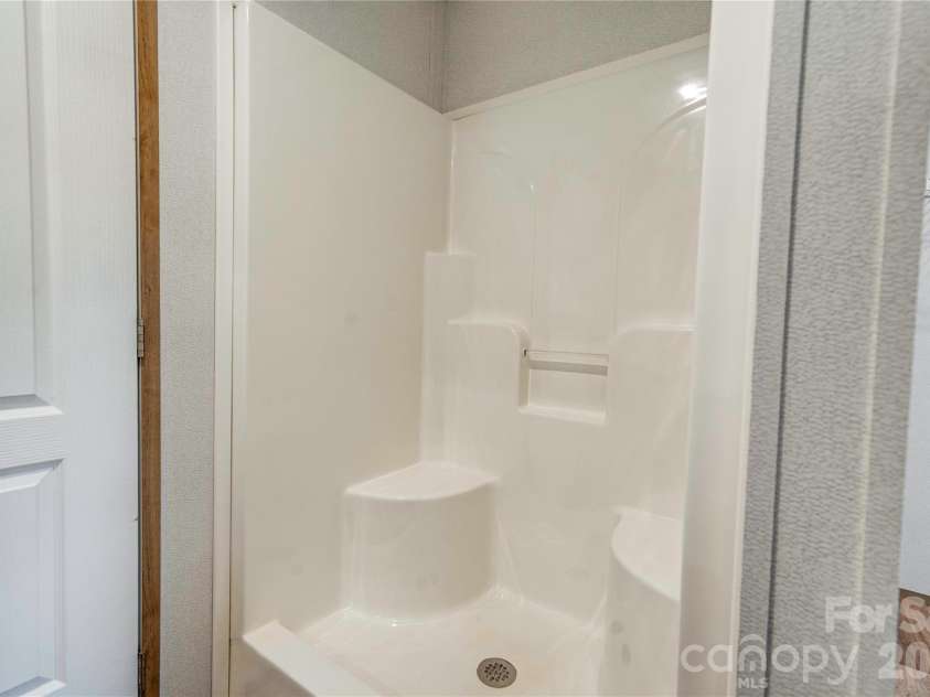 106 Advent Drive, Grover, NC 28073.  MLS# CAR4389271, YatesRealty ID 30459. Primary Bath