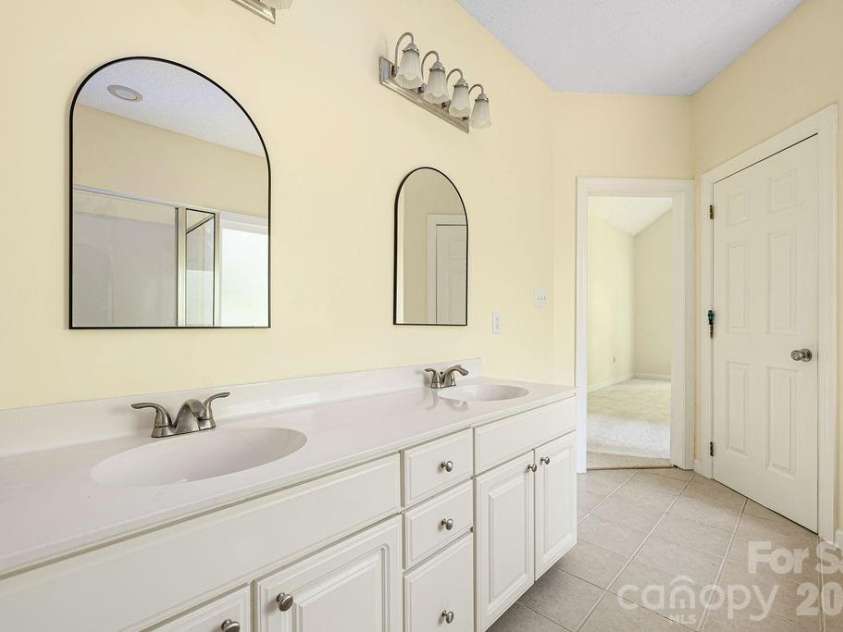 5217 Fairvista Drive, Charlotte, NC 28269.  MLS# CAR4378739, YatesRealty ID 30463. 