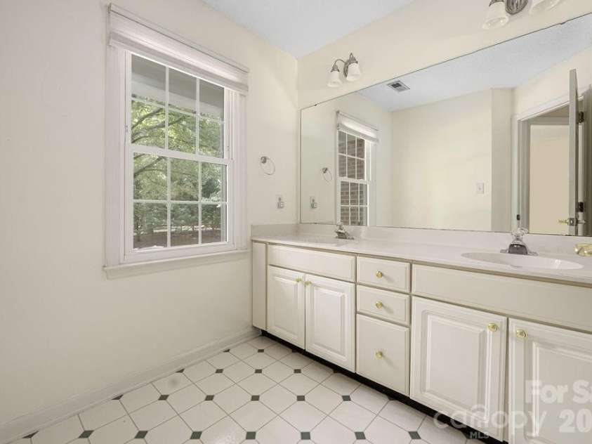 5217 Fairvista Drive, Charlotte, NC 28269.  MLS# CAR4378739, YatesRealty ID 30463. 