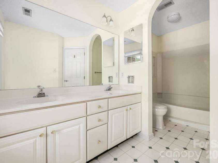 5217 Fairvista Drive, Charlotte, NC 28269.  MLS# CAR4378739, YatesRealty ID 30463. 