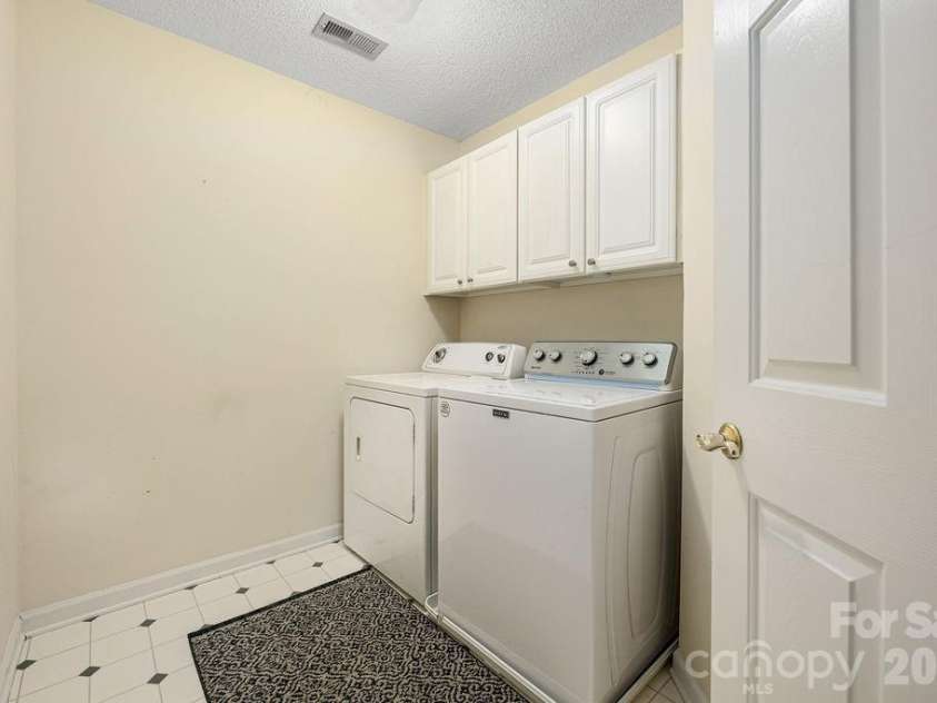 5217 Fairvista Drive, Charlotte, NC 28269.  MLS# CAR4378739, YatesRealty ID 30463. 