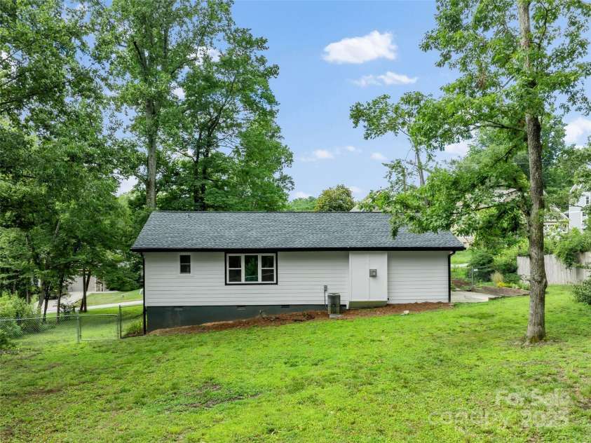122 White Oak Road Extension, Arden, NC 28704.  MLS# CAR4281556, YatesRealty ID 30464. 
