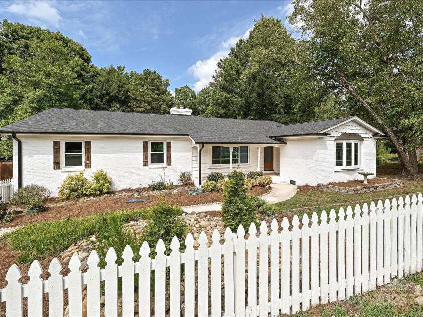 3849 Bon Rea Drive, Charlotte, NC 28226.  MLS# CAR4287106, YatesRealty ID 30466. Charming picket fence frames this updated brick ranch.