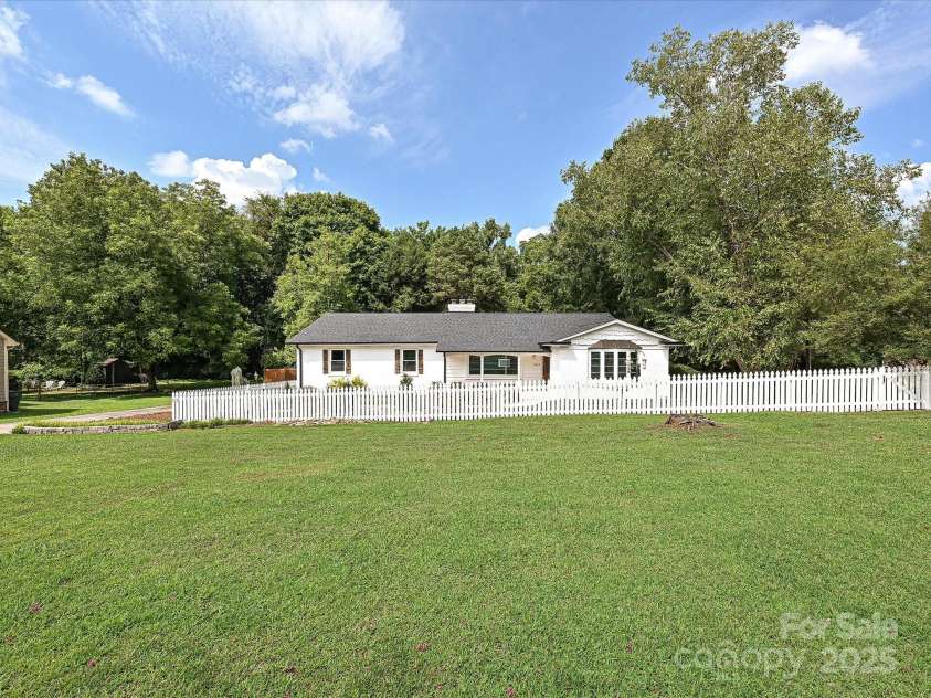 3849 Bon Rea Drive, Charlotte, NC 28226.  MLS# CAR4287106, YatesRealty ID 30466. Lovely ranch on quiet street